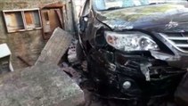 Motorista de Corolla perde o controle e derruba muro de residência no Bairro Cancelli