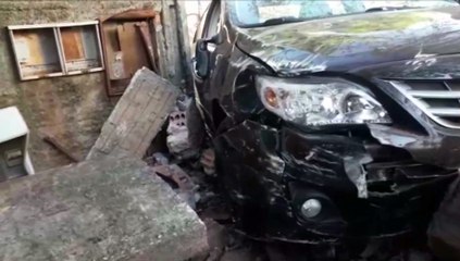 Motorista de Corolla perde o controle e derruba muro de residência no Bairro Cancelli