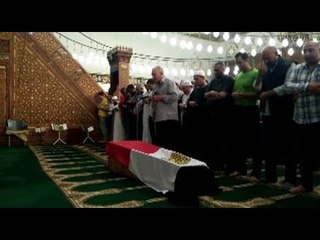 والد الشهيد "أحمد فايز" يؤم صلاة الجنازة في مسجد الحصري