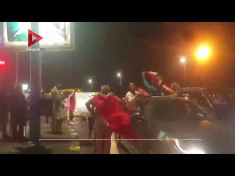 تونسيون وجزائريون يحتفلون مع المصريين بالتأهل للمونديال في الإسكندرية