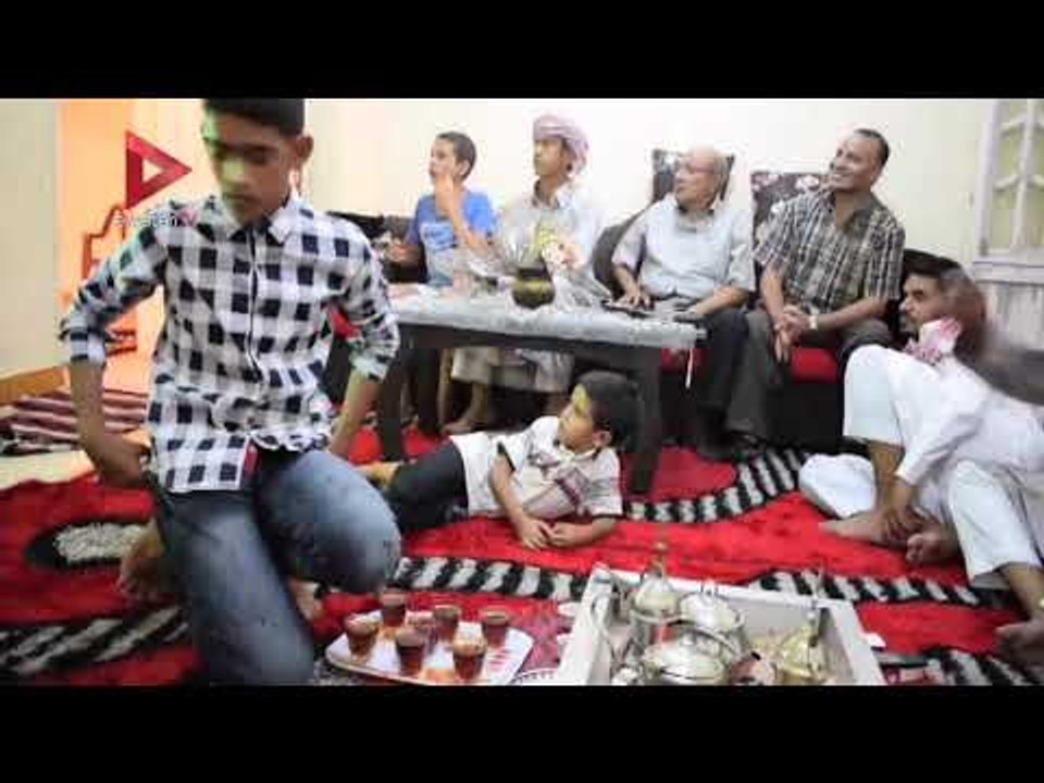 "الوطن" تحتفل بفوز المنتخب الوطني داخل منزل اللاعب "صالح جمعة"