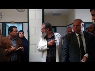 عضو الرقابة الإدارية منفعلاً على طبيب : "انت بتكشف على الطفل على مكتب إحنا فين هنا"