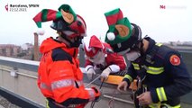 مامور آتش‌نشانی در جامه بابانوئل از پشت پنجره با کودکان بیمار دیدارکرد