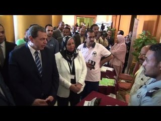 وزير القوى العاملة غاضبا: "إزاي بني آدم يشتغل شهر ويعيش بـ 700 جنيه"