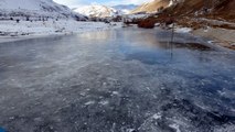 Van’da gölet dondu, çatılarda buz sarkıtları oluştu