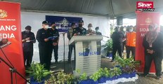Sidang media Ketua Polis Negara di Pos Kawalan Tempat Kejadian di Taman Sri Muda, Seksyen 25, Shah Alam