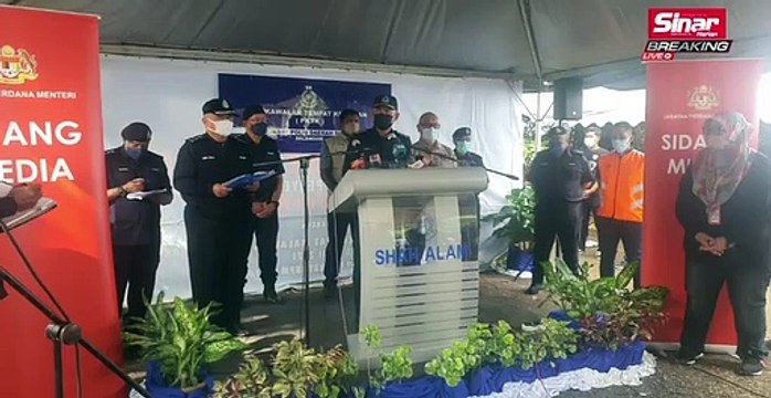 Sidang media Ketua Polis Negara di Pos Kawalan Tempat Kejadian di Taman Sri Muda, Seksyen 25, Shah Alam
