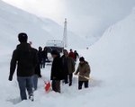 Yüksekova'da çığ düştü, çok sayıda araç ve vatandaş mahsur kaldı