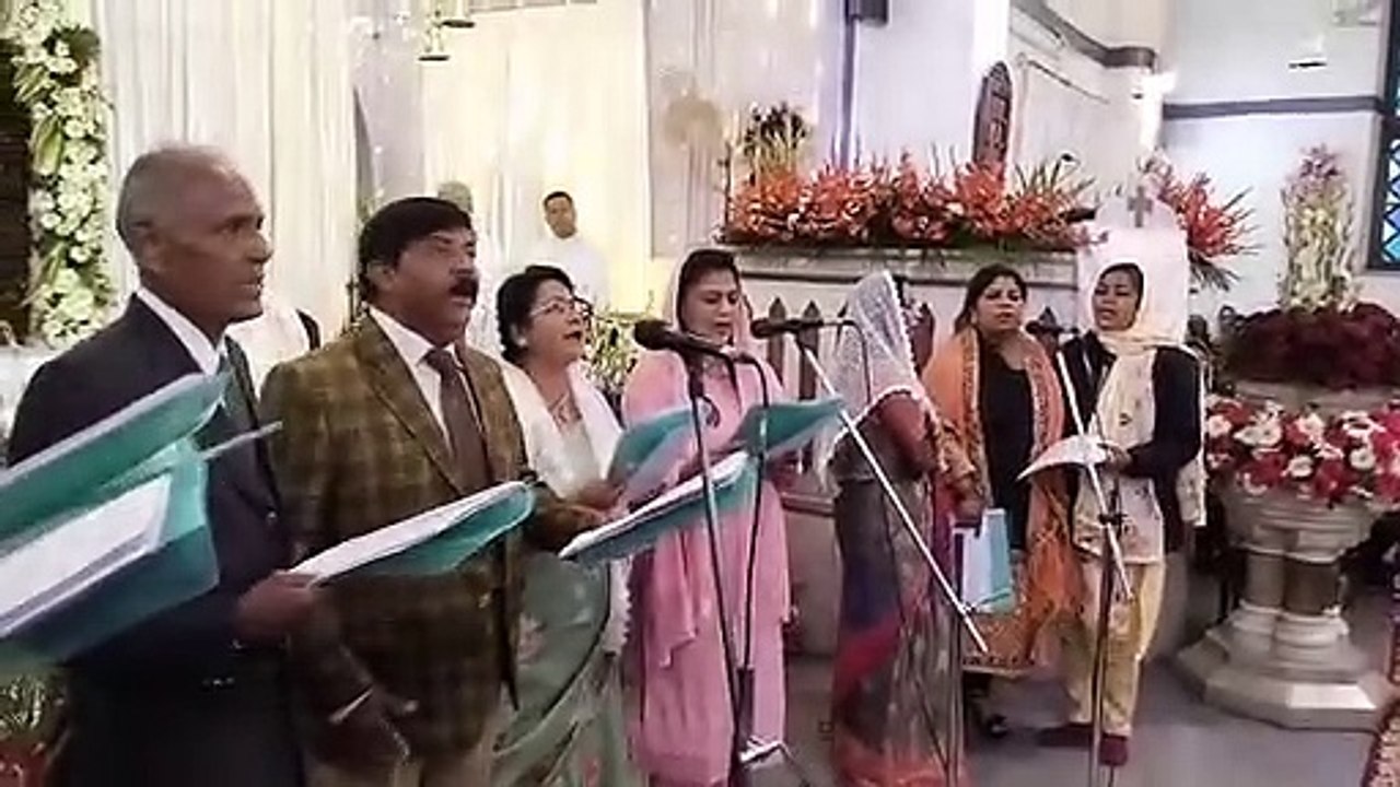 Merry Christmas: क्रिसमस का उल्लास, चर्च में हु...