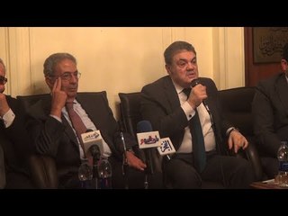 البدوي ممازحًا عمرو موسى في حفل توقيع كتابه: بحبك وبكره إسرائيل