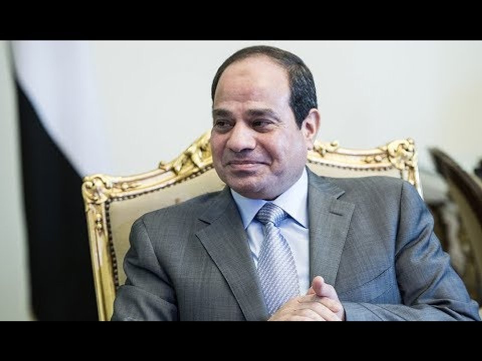 شباب العالم يلتقطون السيلفي مع السيسي