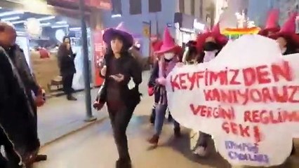 Kadınlar ''ped'' fiyatlarındaki artışları protesto etmek için yürüdü