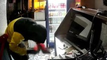 Böyle hırsız görülmedi: Girdiği dükkanda Türk bayrağını öptü, sonra hırsızlık yaptı