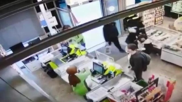 BULDUĞU KREDİ KARTIYLA ALIŞVERİŞ YAPAN ŞÜPHELİ YAKALANDI
