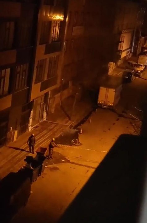 SULTANGAZİ'DE YER ALTI KABLOLARI BOMBA GİBİ PATLADI