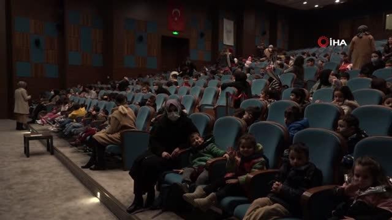 Esenyurt'ta çocuklara hayvanları sevdiren gölge gösterisi