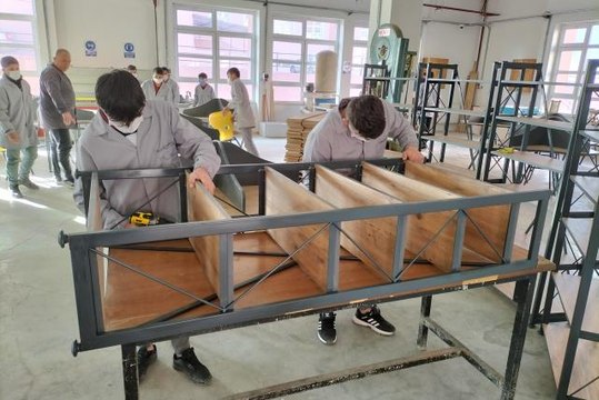 Vezirköprü Mesleki ve Teknik Anadolu Lisesi öğrencileri, kütüphane eşyaları yapıyor