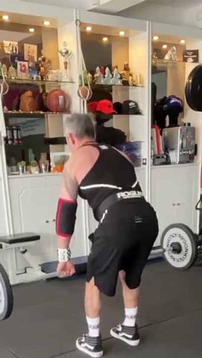 —Gear from @bodyengineers —Happy Wednesday Guys ! —Salut la famille, j’espère que vous allez bien ? Voici mon entraînement Dos de ce mercredi matin. « Convincing yourself that you can do it is already half the way «  —SAVE This Back Day1. Beh