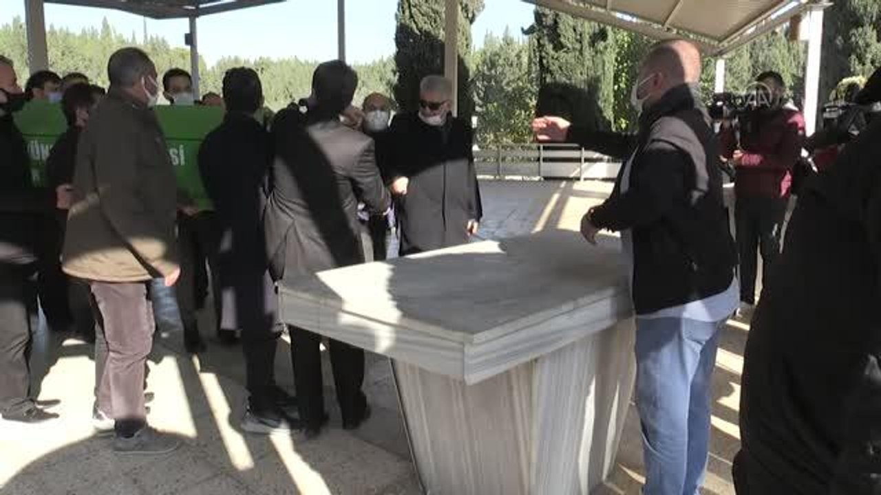 Türk sanat müziği sanatçısı Faruk Tınaz, Adana'da son yolculuğa uğurlandı