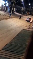 Policiais militares agridem menor de idade em rua de São Sebastião