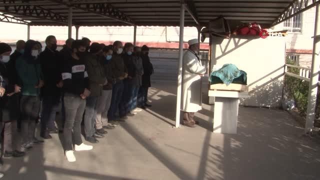 Son dakika haberleri | Esenyurt'ta parkta bıçaklanarak öldürülen kadın son yolculuğuna uğurlandı