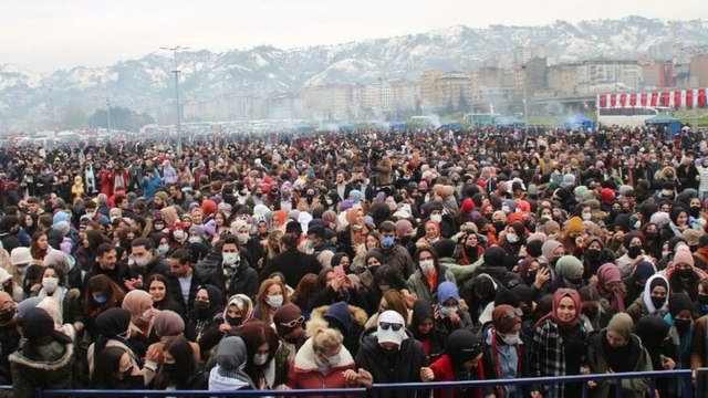 2 saatte 2.5 ton hamsi tükendi: Bu da hamsi kuyruğu