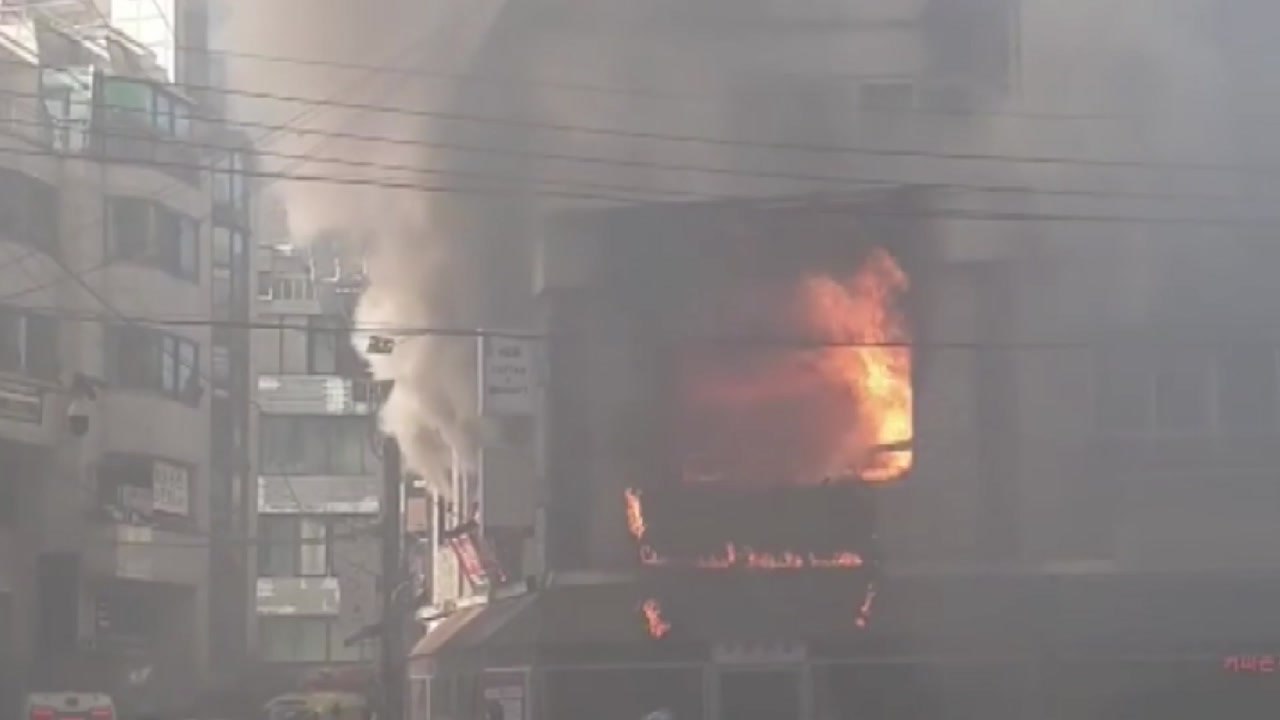 상가 주택 화재로 80대 2명 사망...성탄절 화재 잇따라 / YTN