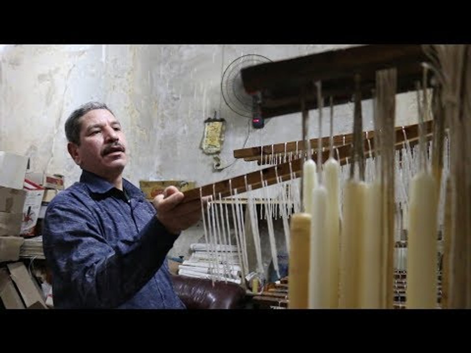 “الشماع” يضئ “شمعة” قبل انقراض صناعتها