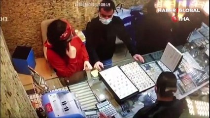 İzmir'de hırsızlar, bir kuyumcuyu soyduktan sonra başka bir kuyumcuda yakalandılar