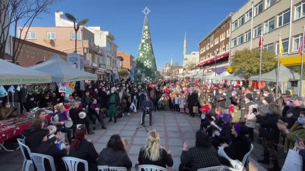 Ev kadınlarının kurduğu ritim grubu Trakya şarkıları konseri verdi