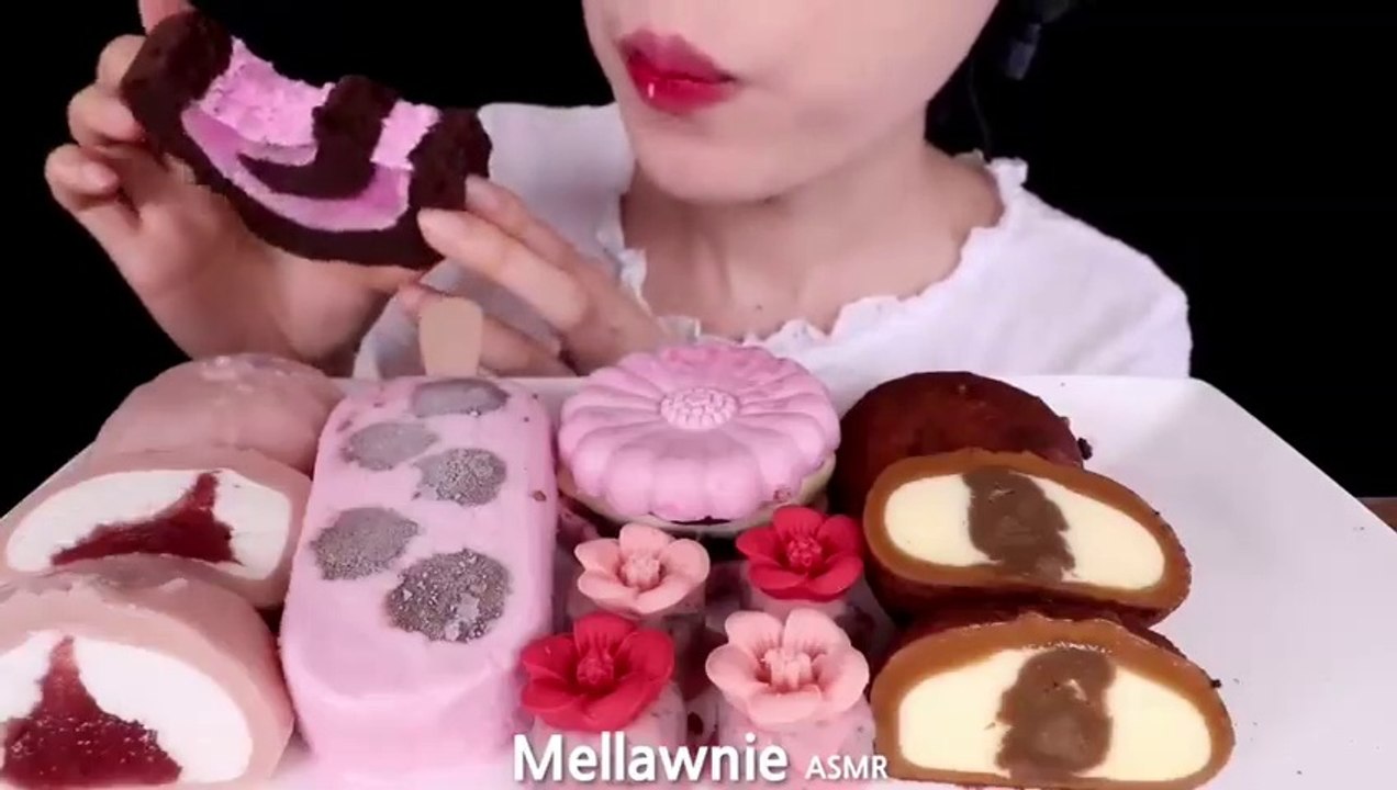 ASMR MUKBANG｜PINK ICE CREAM, CHOCOLATE, RICE CAKES, MONAKA, MACARON 초콜릿, 아이스크림, 찹쌀떡 EATING SOUNDS 먹방