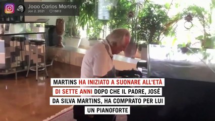 Guanti bionici per tornare a suonare: la storia di Carlos Martins, il pianista più sfortunato