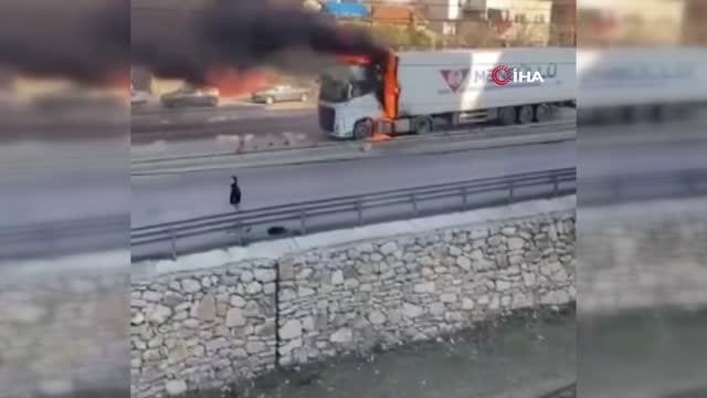 Seyir halindeyken alev alan tır kullanılamaz hale geldi