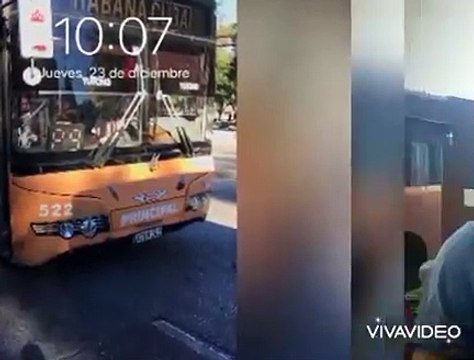 Cubanos lamentan la muerte de un joven trabajador de ómnibus