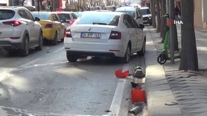 Kırmızı ışıkta bekleyen kadın arabanın altında kaldı