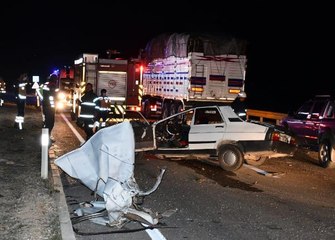 ADANA'DA OTOMOBİL TRAKTÖRE ÇARPTI 1 ÖLÜ, 1 AĞIR YARALI