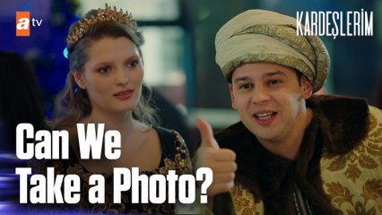 Turistlerden Harika ve Oğulcan'a büyük ilgi - Kardeşlerim 34. Bölüm