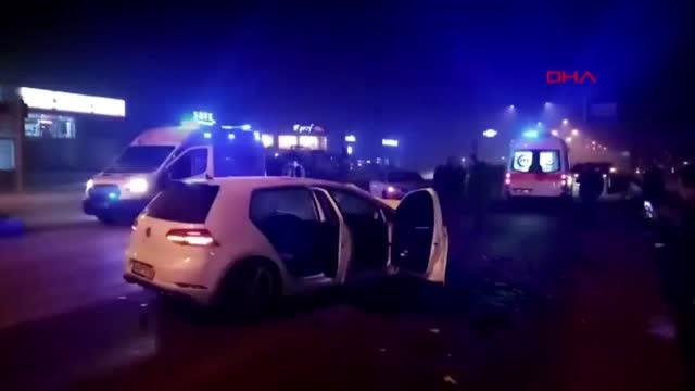 İnegöl'de otomobil, kırmızı ışıkta bekleyen araca çarptı; 6 yaralı