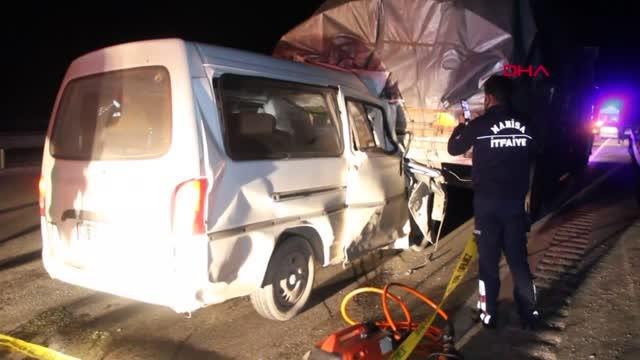 Son dakika... MANİSA-TIR'A ÇARPAN MİNİBÜSTEKİ 2 KİŞİ ÖLDÜ