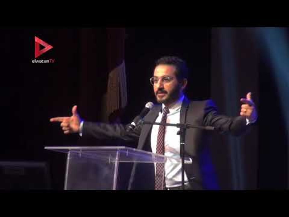 أحمد حلمي يروي موقف مضحك له مع شمس الإتربي.. قالت عليا حمار