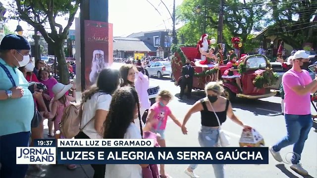 O 'Natal Luz de Gramado', encantou os turistas nessa noite do dia 24. E a cidade vai ficar enfeitada durante todo o mês de janeiro