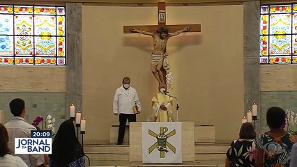 O avanço da vacinação ajudou, e as missas de natal puderam ser realizadas com mais público nas igrejas.