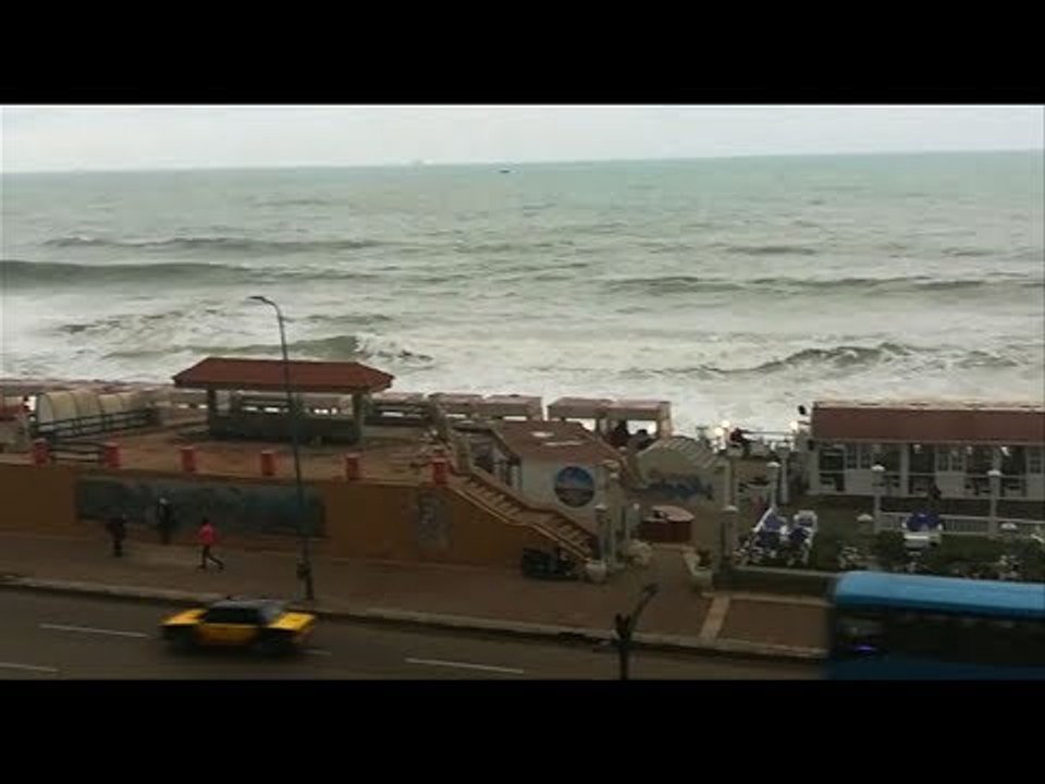نوة الكرم تضرب شواطيء الإسكندرية.. والموج يرتفع لـ5 أمتار