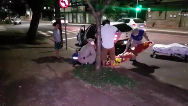 Mulher vítima de agressão é socorrida pelo Siate no Centro de Cascavel