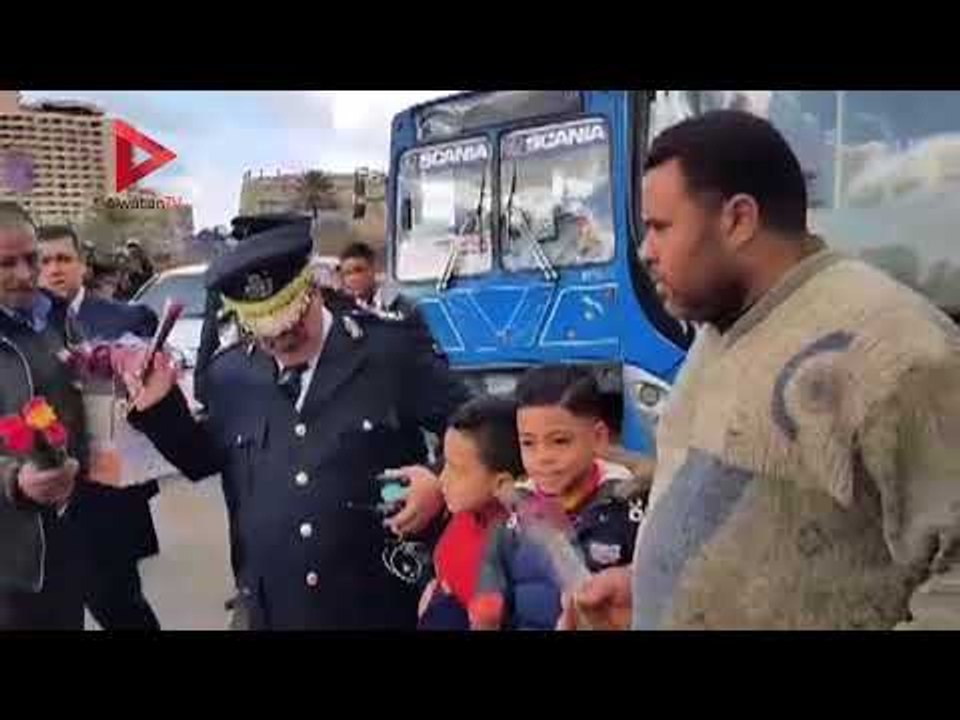 الشرطة توزع هدايا وورد على المواطنين بمناسبة عيدهم في ميدان التحرير