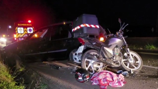 Forte colisão entre carro e moto deixa motociclista com fratura na perna na BR-277, em Cascavel