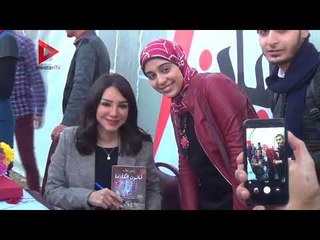 إنجي علاء توقع كتابها قانون الكارما على هامش معرض الكتاب