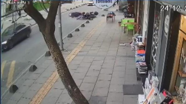 Son dakika haberleri... BAĞCILAR'DA İKİ MOTOSİKLETLİ KURYENİN KAZA ANI KAMERADA