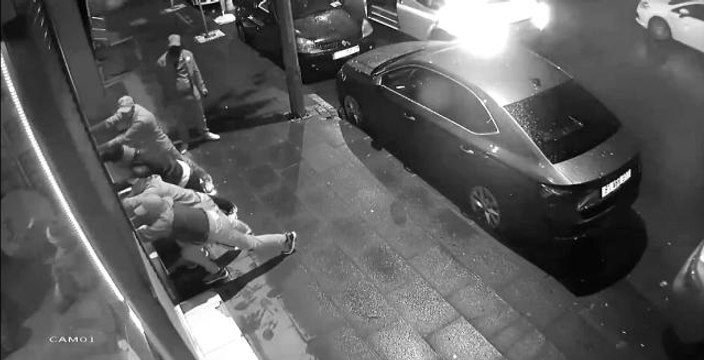 Kağıthane'de hırsızlık çetesi camını parçaladıkları dükkanı böyle soydu