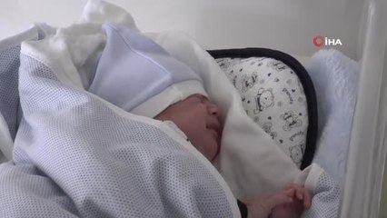 Erken doğan ikizler 3 ay sonra korona virüsü atlattı